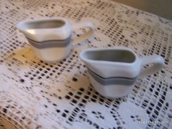 Két darab Zsolnay tejszínes kiöntő kannácska egyben  Mázas porcelán, jelzett szép állapotban