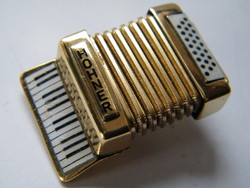 Mini Hohner harmónika kitűző dobozban