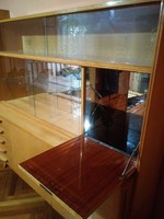 Tatra Nabytok világos vitrines szekrény, tükrökkel, titkos belső rekesszel, fiókokkal, polcokkal