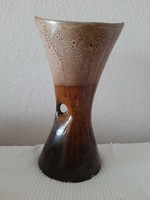 Meghökkentő formájú nagy váza vagy kaspó