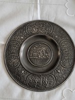 Domborműves ón tányér vallási jelenettel