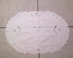 Embroidered oval madeira tablecloth 40x28 cm