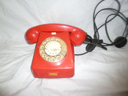 Retro piros tárcsás telefon