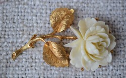 Régi bizsu ékszer bross kitűző rózsa aranyozott 6,4 x 4 x 1,8 cm