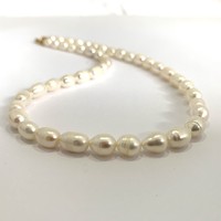 White true pearl (cultured pearl) necklace necklace with gold-plated clasp beadwork