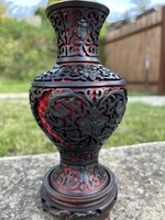 Kínai cinóber/lakk váza, faragott díszítéssel