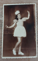 Régi vintage fiatal lány színpadon  vagy jelmezbálban, fekete-fehér fotó képeslap 1948. Komárom