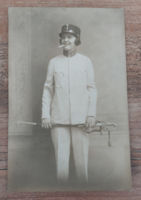 Régi vintage fiatal lány fehér  katonaruhában, karddal, cigarettával cca .1920-30 - képeslap fotó