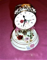 Antik óra,  Forgó ingás szerkezetű asztaliióra   virágos porcelán talpazaton