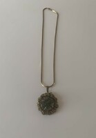Antik réz medál zöld vésett kővel különleges hengeres nyakláncon