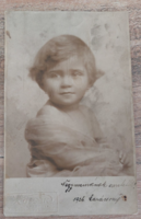 Régi vintage  egy bájos kis leány gyermek ajándéka 1926. Karácsony fekete-fehér képeslap fotó