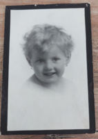 Régi vintage  egy bájos kis leány gyermek fekete-fehér képeslap fotó