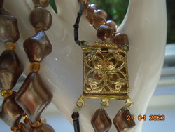 Antik cseh üveg 3 soros selymes óarany,rombusz gyöngyökből nyakék,aranyozott filigrán kapoccsal