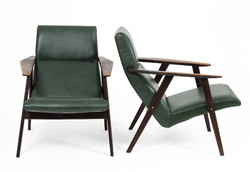 Egyedi formájú mid-century karosszék párban, új zöld bőr huzattal