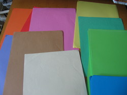 Retro vegyes színes iskolai kézimunka, hajtogatós, origami lapok dossziéban.