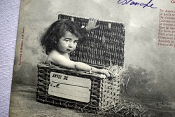 Antik  humoros fotó képeslap baba a kosárban