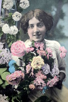 Antik üdvözlő színezett fotó képeslap hölgy virágokkal