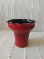 Zsóka szignóval Iparművész vörös- fekete kaspó, váza, jelzett, hibátlan, 15 cm