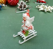 Régi retro miniatűr műanyag karácsonyfadísz angyal szánkón fenyővel csillaggal
