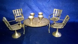 Miniatűr réz asztal , székekkel - babaház kiegészítő