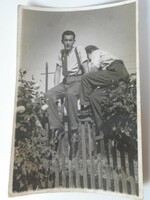 D196101  Régi fotó -Kerítést átmászó fiatalok  1940k
