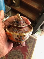 Porcelain bonbonier, Chinese, early 20th century, size 12 cm.