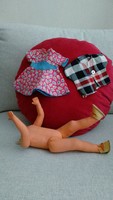 Játékbaba mozgatható tömött textil végtagokkal