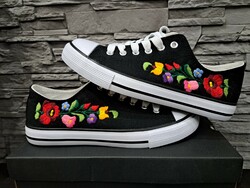 Embroidered shoes with Kalocsa pattern