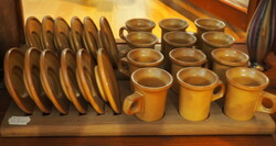 Hatszemélyes retro kerámia kávéskészlet fatálcán