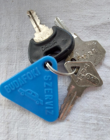 Régi Dacia autó kulcs,slusszkulcs(FF rendszám) Budafoki Autószervíz reklám kulcstartón +kulcsjelőlő