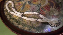 41 cm, 3-strand, grain-of-rice-shaped, retro necklace made of mother-of-pearl pearls.