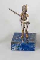 Ezüst katona figura lapis lazulis talapzaton