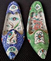 Dt/280 – 2 pieces of old metal shoe ornaments with compartment enamel