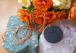 Kőbe vésett amulett, talizmán medál zsinóron mágikus szimbólumokkal
