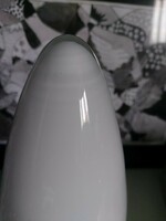32,5 cm-es fehér, régi, a tokodi üveggyárban készült tejüveg lámpabúra