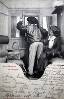 Antik humoros fotó képeslap  -  a vasúti fülkében