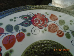Kézzel festett majolika nagy kerek tál dombor vörös rózsa mintával Schramberg Majolika Fabrik 30 cm
