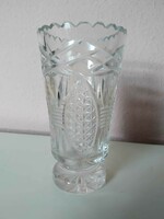 Gyönyörű, gazdagon díszített talpas ólomkristály váza, magassága 18 cm