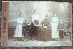 Antik kemény kartonos családi fotó a XIX. sz végéről