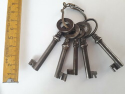 5 db régi komódkulcs régi kulcskarikán