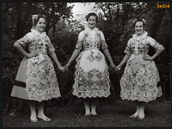 Nagyobb méret, Szendrő István fotóművészeti alkotása. Asszonyok kalocsai népviseletben, 1960-as évek