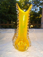 Kézműves    élénk színű vastag-súlyos cseh  üveg váza 21 cm