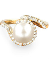 Aranyszínű gyűrű fehérapró kristályokkal kirakott résszel, amin a gyöngy fekszik.