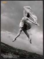 Nagyobb méret, Szendrő István fotóművészeti alkotása. Balerina a levegőben, 1930-as évek. Eredeti, p