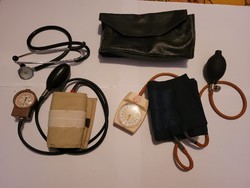 2 db régi vérnyomásmérő sztetoszkóppal