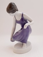 Hollóházi porcelán lila ruhás víz merítő nő, 18 cm