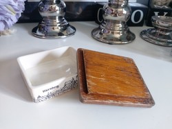 Kis méretű porcelán dobozka, fa tetővel 10x9 cm