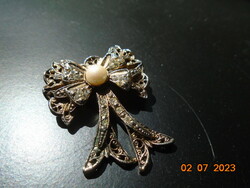 Edward korabeli ezüstözött filigrán dombor áttört mintás Masni bross strasszkövekkel, gyönggyel