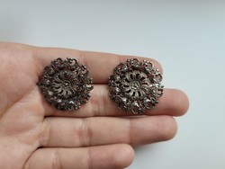 Antique filigree silver button with a pair of flower motifs!