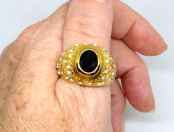 18 K-s aranyozott gyűrű fekete kővel és CZ kristályokkal (69) méret : 10/62